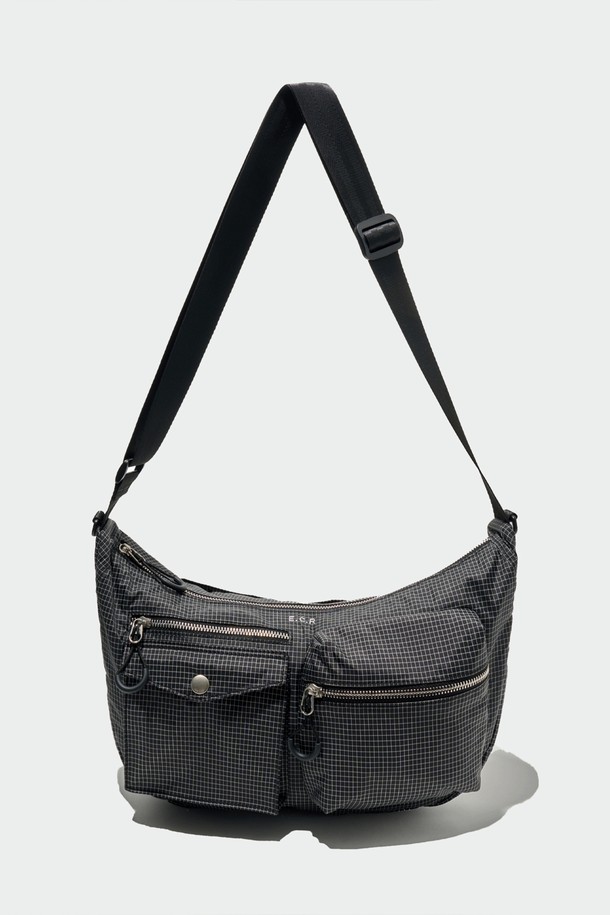 AERIK(에릭) 카고 그리드 크로스백은 미니멀하고 캐주얼한 스타일을 추구하는 남성들을 위한 가방입니다. 블랙 색상의 미디엄 사이즈 크로스백으로, 나일론과 폴리에스테르 소재를 사용하여 내구성과 생활 방수 기능을 갖췄습니다. 격자 무늬 디자인과 카고 포켓 디테일이 특징이며, 조절 가능한 스트랩으로 편안한 착용감을 제공합니다. 최대 12.9인치 iPad Pro 수납이 가능하며, 반원 형태의 디자인과 실용적인 수납공간으로 일상생활에서 유용하게 사용할 수 있습니다. 지퍼형 잠금 방식으로 소지품을 안전하게 보호하며, 경량 설계로 가볍게 휴대할 수 있습니다.
