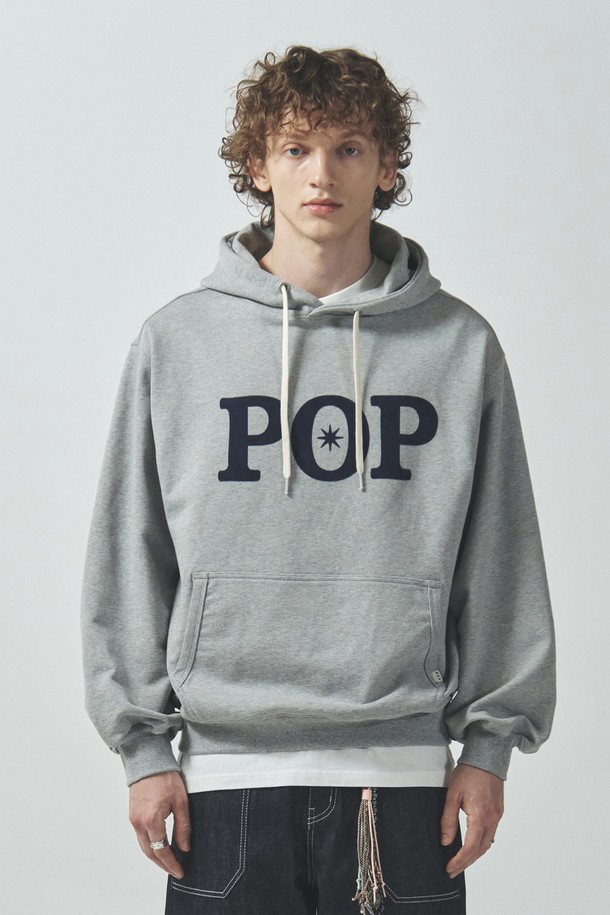 POP 시그니처 후드티_그레이는 캐주얼, 스트리트 스타일을 모두 아우르는 오버핏 후드티입니다. 면과 폴리에스테르 혼방 소재로 제작되어 부드러운 촉감을 자랑하며, 봄, 가을, 겨울 세 계절 모두 활용 가능합니다. 500g의 두꺼운 중량감으로 보온성을 높였으며, 플로킹 프린트 기법의 로고 디자인이 특징입니다. 캥거루 포켓과 RIB 원단 보강, ECR 포인트 라벨 디테일이 돋보이며, 동네 마실룩, 집콕룩, 겨울 데일리룩 등 다양한 TPO에 활용하기 좋습니다. 그레이, 네이비 두 가지 색상으로 출시되었습니다.
