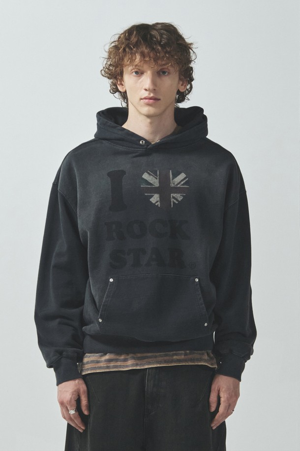 브릿하트 락스타 후드티_챠콜은 남녀 모두 착용 가능한 오버핏 후드티입니다. 챠콜 컬러의 면 소재로 제작되었으며, 봄, 가을, 겨울 세 계절에 걸쳐 활용 가능합니다. 스트릿, 캐주얼 무드를 연출하며, 크롭 기장과 긴 소매가 특징입니다. DTP 프린팅, 빈티지 워싱, 피그먼트 워싱 처리로 독특한 디자인을 자랑하며, 로고 인그레이빙 디테일이 돋보입니다. 집콕룩, 겨울 데일리룩, 미니멀 스타일 연출에 적합합니다.
