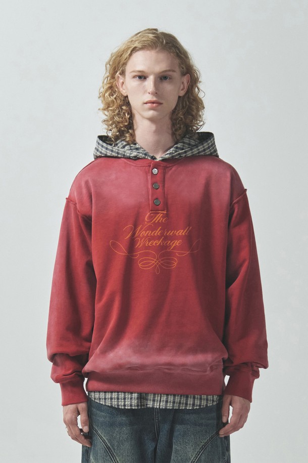 빈티지 브러쉬 헨리넥 스웻셔츠_레드는 캐주얼 스타일의 공용 상의입니다. 부드러운 면 소재로 제작되었으며, 봄, 가을, 겨울 세 계절 모두 착용 가능합니다. 헨리넥 디자인과 세미오버핏으로 편안한 착용감을 선사하며, 빈티지 워싱 처리와 메탈 버튼 디테일이 돋보입니다. 삼중 스티치 마감과 노출 솔기 디테일이 빈티지 무드를 더하며, 흡습 기능으로 쾌적함을 유지합니다. 톤 다운된 레드 컬러가 은은한 멋을 자아내는 스웻셔츠입니다.
