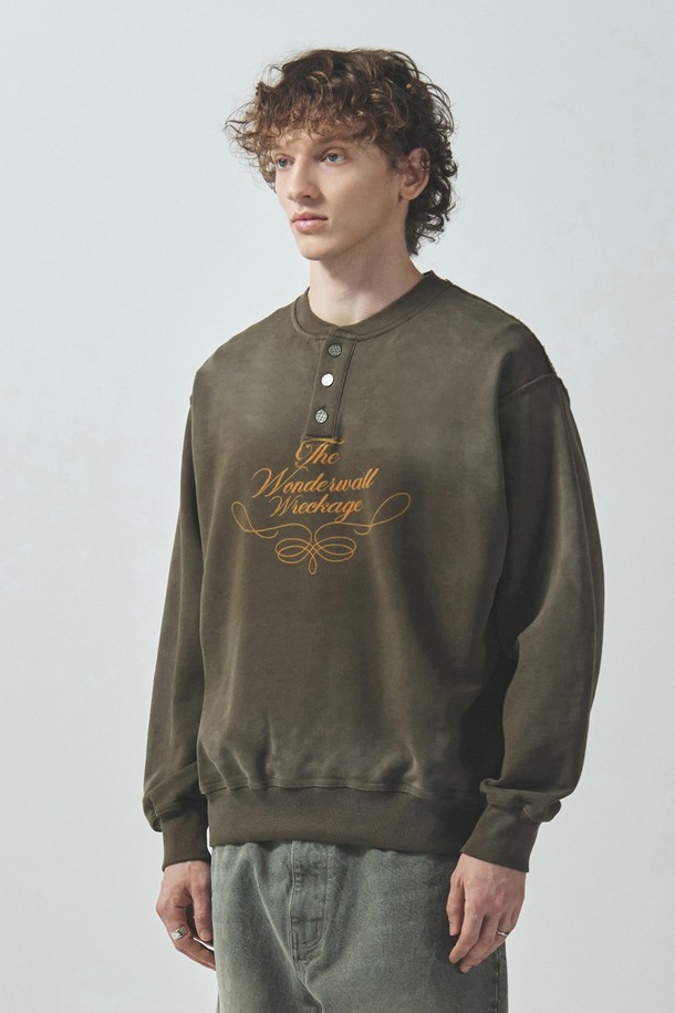 빈티지 브러쉬 헨리넥 스웻셔츠_카키는 빈티지 및 레트로 무드를 담은 공용 스웻셔츠입니다. 부드러운 면 소재에 브러쉬 워싱 처리로 자연스러운 핏과 촉감을 선사하며, 사계절 내내 활용하기 좋습니다. 헨리넥 디자인과 빈티지 스타일 메탈 버튼, 어깨 및 암홀 라인의 노출 봉제 디테일이 돋보입니다. 세미 오버핏으로 편안하게 착용 가능하며, 삼중 스티치 디테일로 내구성을 높였습니다. 동네 마실룩, 여행룩, 캐주얼, 워크웨어 스타일을 연출하기에 적합합니다.
