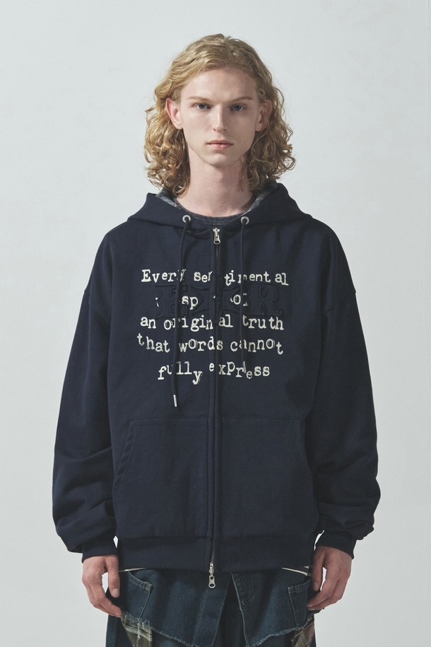 네이비 컬러의 센티멘탈 체크 리버시블 집업입니다. 봄, 가을 시즌에 활용하기 좋은, 면과 폴리에스테르 혼방 소재의 부드러운 촉감이 특징입니다. 앞면은 자수와 빈티지 프린팅, 뒷면은 클래식 체크 패턴으로 양면 착용이 가능한 리버시블 디자인입니다. 후드 스트링 교체 및 투웨이 지퍼 디테일로 실용성을 더했으며, 세미오버핏으로 캐주얼, 스트릿, 클래식 스타일을 모두 소화할 수 있습니다. 일상생활은 물론 가을 나들이룩으로도 활용하기 좋은 아이템입니다.
