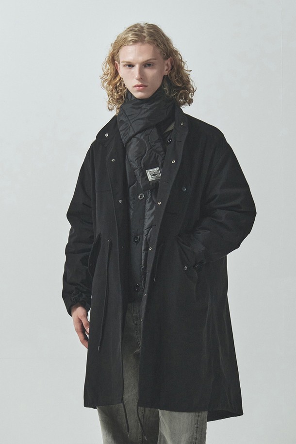 아웃포스트 피쉬테일 파카_블랙은 겨울철 데일리룩을 위한 남성용 아우터입니다. M-57 밀리터리 피쉬테일 파카를 기반으로 한 디자인으로, 클래식, 미니멀, 워크웨어 스타일을 연출하기 좋습니다. 면, 나일론, 폴리에스테르 혼방 소재로 제작되어 두꺼운 두께감과 보온성을 제공하며, 3-in-1 구성(아우터, 이너, 머플러)으로 실용성을 더했습니다. 허리/밑단 스트링 조절, 분리형 이너, 플랩 포켓 등의 특징을 갖춘 롱 기장의 레귤러핏 파카입니다. 블랙 컬러의 무지 패턴으로 다양한 스타일과 쉽게 매치할 수 있습니다.
