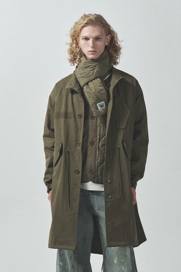 아웃포스트 피쉬테일 파카_카키는 남녀 모두 착용 가능한 캐주얼 아우터입니다. M-57 피쉬테일 파카를 기반으로 한 디자인으로, 롱 기장의 무지 스타일이며, 가을과 겨울에 적합하도록 두꺼운 두께감으로 제작되었습니다. 면, 나일론, 폴리에스테르 혼방 소재로 제작되어 튼튼하며, 탈부착 가능한 이너와 머플러가 포함된 3-in-1 구성으로 다양한 스타일 연출이 가능합니다. 허리 및 밑단 스트링, 플랩 포켓 등의 디테일이 돋보이며, 스냅과 버튼으로 여밈이 가능합니다. 데일리룩, 스트릿, 미니멀 스타일을 즐겨 입는 분들께 추천합니다.
