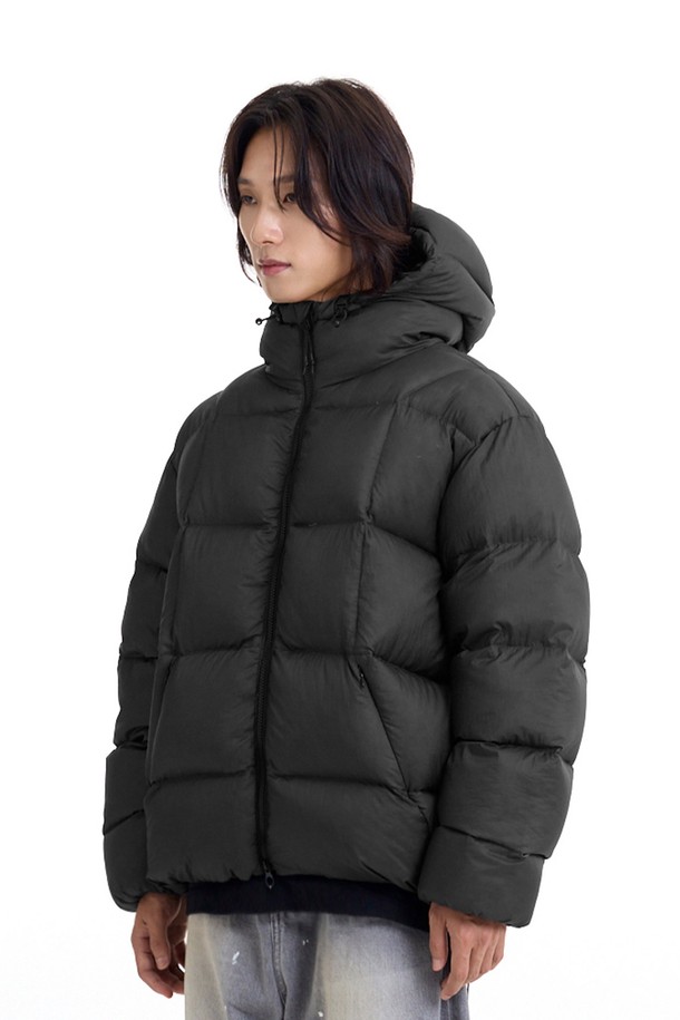 에어쉘 덕다운 패딩_챠콜은 겨울철 따뜻함과 스타일을 책임지는 필수 아이템입니다. 챠콜 및 아이보리 색상으로 출시되어 어떤 옷에도 쉽게 매치할 수 있으며, 방수, 방풍 기능으로 변덕스러운 날씨에도 끄떡없습니다. 80% 덕다운, 20% 덕페더 충전재와 650 필파워로 뛰어난 보온성을 제공하며, 오버핏과 후드, 밑단 스트링, 투명 텍스처 디테일이 모던하고 미니멀한 스타일을 완성합니다. 가볍고 편안하여 겨울 데일리룩, 산책룩, 여행룩 등 다양한 TPO에 활용 가능합니다.

