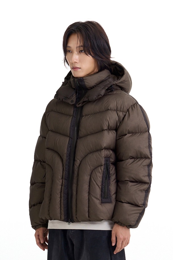 툰드라 LS 에어쉘 덕다운 패딩_브라운은 일상, 아웃도어 활동에 적합한 남녀 공용 덕다운 패딩입니다. 브라운, 블랙 두 가지 색상으로 출시되었으며, 미니멀하고 스포티한 스타일을 연출합니다. 80% 덕다운, 20% 덕페더 충전재와 650 필파워로 뛰어난 보온성을 제공하며, 방수 및 방풍 기능으로 겨울철에도 쾌적하게 착용할 수 있습니다. 3D 퀼팅 디테일과 경량 설계로 활동성을 높였으며, 지퍼 포켓과 후드 스트링으로 실용성을 더했습니다. 겨울 데일리룩, 여행룩에 활용하기 좋은 오버핏 패딩입니다.
