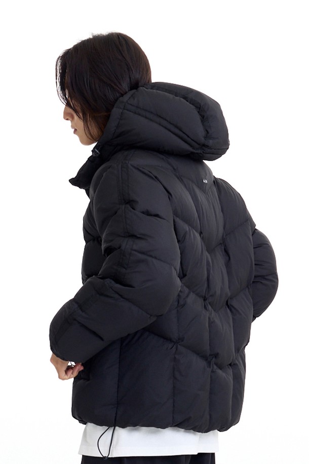 툰드라 LS 에어쉘 덕다운 패딩_블랙은 일상과 아웃도어 활동 모두에 적합한 남녀 공용 패딩입니다. 겨울철 보온성을 책임지는 두꺼운 두께감에 가볍게 착용 가능한 경량 소재를 사용하여 활동성을 높였습니다. 부드러운 촉감의 무지 디자인에 오버핏으로 제작되어 캐주얼하고 스포티한 스타일을 연출합니다. 에어쉘 소재와 덕다운 충전재를 사용하여 보온성을 극대화했으며, 집업 여밈 방식과 긴 소매 기장으로 편안함을 더했습니다. 겨울 데일리룩과 여행룩에 미니멀한 감성을 더해줄 아이템입니다.
