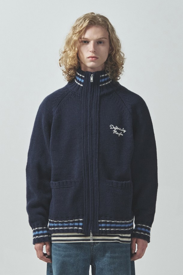 유스 프래그먼트 코위찬 집업_네이비는 가을, 겨울 시즌 남성들을 위한 캐주얼, 스트릿 스타일의 상의입니다. 5게이지 고밀도 울, 아크릴 혼방 소재로 제작되어 두꺼운 두께감과 뻣뻣한 촉감을 선사하며, 하이넥 디자인과 투웨이 지퍼 여밈으로 보온성을 높였습니다. 

라글란 슬리브, 코위찬 스타일의 디자인이 특징이며, 앞면과 뒷면에 체인 자수 디테일이 더해져 포인트를 줍니다. 레귤러핏으로 제작되어 편안한 착용감을 제공하며, 겨울 데일리룩, 모임룩 등 다양한 TPO에 활용 가능합니다. 네이비 컬러로 어떤 스타일에도 쉽게 매치할 수 있습니다.
