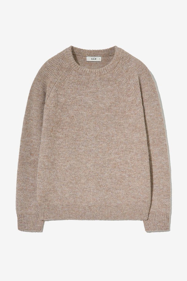 포그 알파카 크롭 니트 풀오버는 부드러운 촉감의 알파카와 울 혼방 소재로 제작되어 가을, 겨울 시즌에 따뜻하게 착용할 수 있습니다. 캐주얼, 베이직 스타일로 데일리하게 활용하기 좋으며, 래글런 소매 디자인과 자연스러운 어깨 라인으로 편안한 착용감을 선사합니다. 크롭 기장으로 다리가 길어 보이는 효과를 주며, 체형 보완 디자인과 신축성 있는 실루엣이 특징입니다. 그레이, 베이지, 브라운, 스카이블루, 라이트 그린 5가지 다채로운 컬러로 만나보세요.
