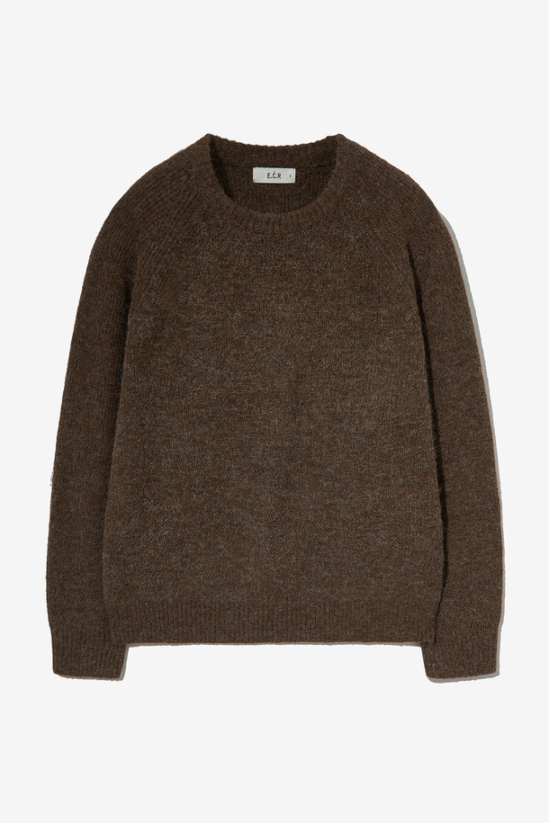 포그 알파카 크롭 니트 풀오버는 부드러운 촉감의 알파카 소재로 제작되어 고급스러운 분위기를 자아냅니다. 베이직하고 캐주얼한 스타일로, 데이트룩과 모임룩에 모두 잘 어울리는 활용도 높은 아이템입니다. 오버핏 크롭 기장과 라운드넥 디자인으로 세련된 실루엣을 연출하며, 가을, 겨울 시즌에 따뜻하게 착용할 수 있습니다. 브라운, 베이지, 그레이, 블루, 그린 5가지 다채로운 컬러로 출시되어, 미니멀, 캐주얼, 클래식 등 다양한 스타일을 즐길 수 있습니다. 무지 패턴의 긴 소매 니트 풀오버로, 유행을 타지 않고 오랫동안 소장할 수 있습니다.
