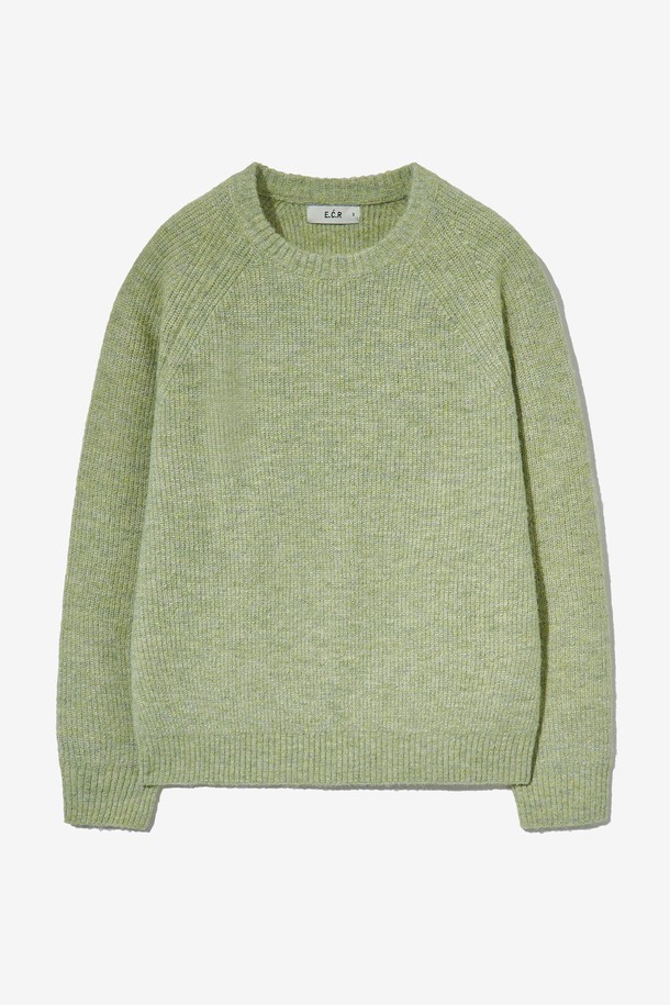 포그 알파카 크롭 니트 풀오버는 남성을 위한 가을, 겨울용 상의입니다. 부드러운 촉감의 알파카와 울 소재 혼방으로 제작되었으며, 래글런 슬리브 디자인과 레귤러핏으로 편안한 착용감을 선사합니다. 크롭 기장의 라운드넥 니트로, 캐주얼 및 베이직 스타일을 연출하기 좋습니다. 그레이, 베이지, 브라운, 스카이블루, 라이트그린 5가지 컬러로 만나보세요. 프리미엄 소프너 처리로 피부 자극을 최소화하고 형태 안정성을 높여 관리가 용이합니다.
