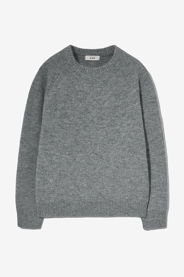 포그 알파카 크롭 니트 풀오버는 부드러운 촉감의 알파카 소재로 제작되어 가을과 겨울에 따뜻하게 착용하기 좋은 남성용 니트입니다. 베이직하고 미니멀한 디자인으로 다양한 스타일 연출이 용이하며, 라운드넥과 오버핏, 긴 소매, 두꺼운 두께감으로 편안한 착용감을 선사합니다. 크롭 기장으로 트렌디함을 더했으며, 무지 디자인으로 어떤 옷에도 쉽게 매치할 수 있습니다. 데이트룩, 출근룩 등 TPO에 맞춰 미니멀, 클래식, 캐주얼 스타일을 연출해보세요. 그레이 컬러를 포함한 5가지 다채로운 색상으로 만나볼 수 있습니다.
