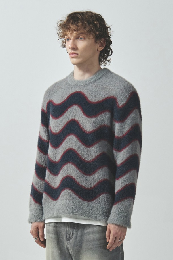 플러피 웨이브 니트 풀오버_그레이는 포근한 겨울을 위한 빈티지 스타일의 니트입니다. 부드러운 촉감과 볼륨감 있는 웨이브 패턴, 헤어리한 텍스처가 특징이며, 두꺼운 두께감으로 따뜻함을 더합니다. 릴랙스핏 라운드넥 디자인으로 편안하게 착용 가능하며, 단독 또는 아우터와 레이어드하여 다양한 스타일을 연출할 수 있습니다. 가을, 겨울철 데일리룩, 집콕룩, 카페룩에 활용하기 좋은 아이템입니다. 그레이와 네이비 두 가지 컬러로 만나보세요.
