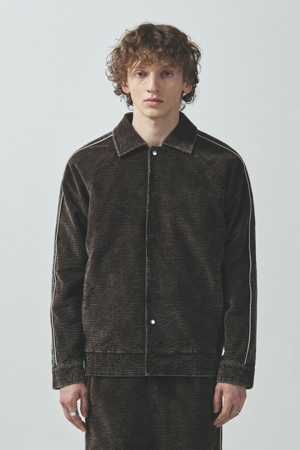 코듀로이 트랙 자켓_브라운은 가을, 겨울 시즌에 어울리는 아우터입니다. 브라운과 블랙 두 가지 색상으로 제공되며, 릴랙스 핏으로 편안하게 착용 가능합니다. 면, 스판덱스, 코듀로이 소재를 사용하여 제작되었으며, 빈티지 워싱과 사이드 소매 라인의 코듀로이 텍스처 대비가 특징입니다. 크롭 기장의 상의와 집업 스타일로 디자인되었으며, 스포티하면서도 빈티지한 무드를 연출합니다. 가을 나들이룩, 겨울 데일리룩 등 다양한 TPO에 캐주얼하게 활용할 수 있습니다.
