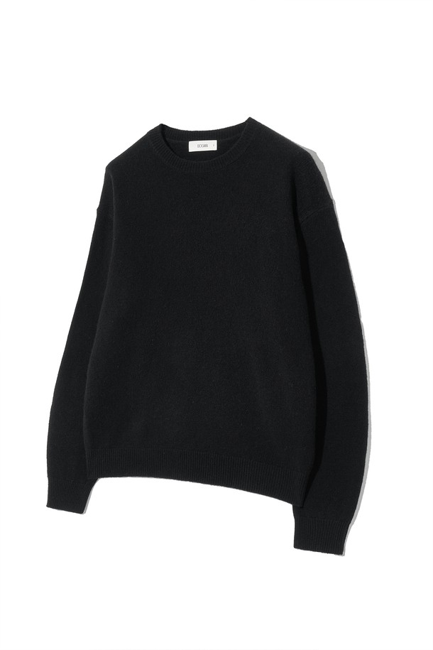 메리노 울 100% 베이직 크루넥 니트입니다. 부드러운 촉감과 중간 두께감으로 가을, 겨울 시즌에 편안하게 착용하기 좋습니다. 베이직한 디자인으로 다양한 스타일 연출이 용이하며, 남성 고객을 위한 레귤러 기장의 니트입니다. 브라운, 스카이블루, 그레이 등 9가지 다채로운 컬러로 출시되었습니다. 메리노 울 100% 소재로 제작되어 보온성과 고급스러움을 더했습니다.
