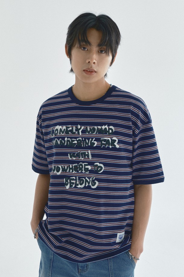 노마드 스트라이프 반팔 티셔츠_네이비는 빈티지하고 내추럴한 무드의 공용 티셔츠입니다. 네이비와 아이보리 두 가지 색상으로 출시되었으며, 봄, 여름 계절에 착용하기 좋습니다. 라운드넥에 세미 오버핏으로 편안하게 떨어지는 핏이 특징이며, 면 소재로 제작되어 부드러운 촉감을 선사합니다. 체인스티치 어깨라인, 트리플 스티치 공법, 빈티지한 워싱 컬러감, 특수가공으로 원단 변형을 최소화하여 퀄리티를 높였습니다. 동네 마실룩, 산책룩, 여행룩 등 캐주얼, 미니멀, 클래식한 스타일을 연출할 때 활용하기 좋습니다.
