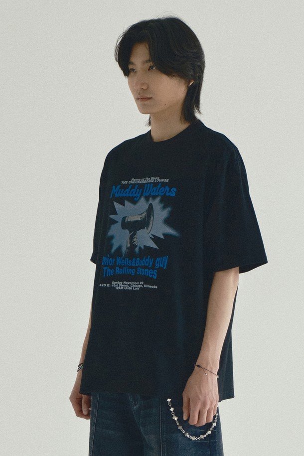 머디 그래픽 반팔 티셔츠_블랙은 빈티지하고 캐주얼한 스타일을 연출하는 공용 티셔츠입니다. 봄, 여름 시즌에 적합하며, 동네 마실룩이나 여행룩에 활용하기 좋습니다. 16수 면 원단으로 제작되어 내구성이 뛰어나며, 세미 오버핏으로 편안한 착용감을 제공합니다. 라운드넥 디자인에 그래픽 프린트가 돋보이며, 어깨 라인의 체인 스티치와 트리플 스티치 기법으로 튼튼하게 마감되었습니다. 블랙 컬러로 어떤 스타일에도 쉽게 매치할 수 있는 데일리 아이템입니다.
