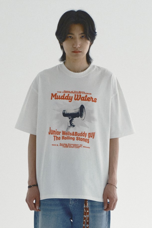 머디 그래픽 반팔 티셔츠_아이보리는 빈티지 무드의 그래픽 프린트가 돋보이는 반팔 티셔츠입니다. 면 100% 소재로 제작되어 튼튼한 촉감을 자랑하며, 봄, 여름 시즌에 쾌적하게 착용하기 좋습니다. 라운드넥에 세미오버핏으로 편안한 착용감을 선사하며, 일상 속 캐주얼룩이나 여행룩에 활용하기 좋습니다. 어깨 라인 체인 스티치와 전면 삼중 스티치 공법, 내구성 강화 스티칭으로 튼튼함을 더했습니다. 아이보리, 블랙 두 가지 색상으로 출시되어 취향에 맞게 선택할 수 있습니다.
