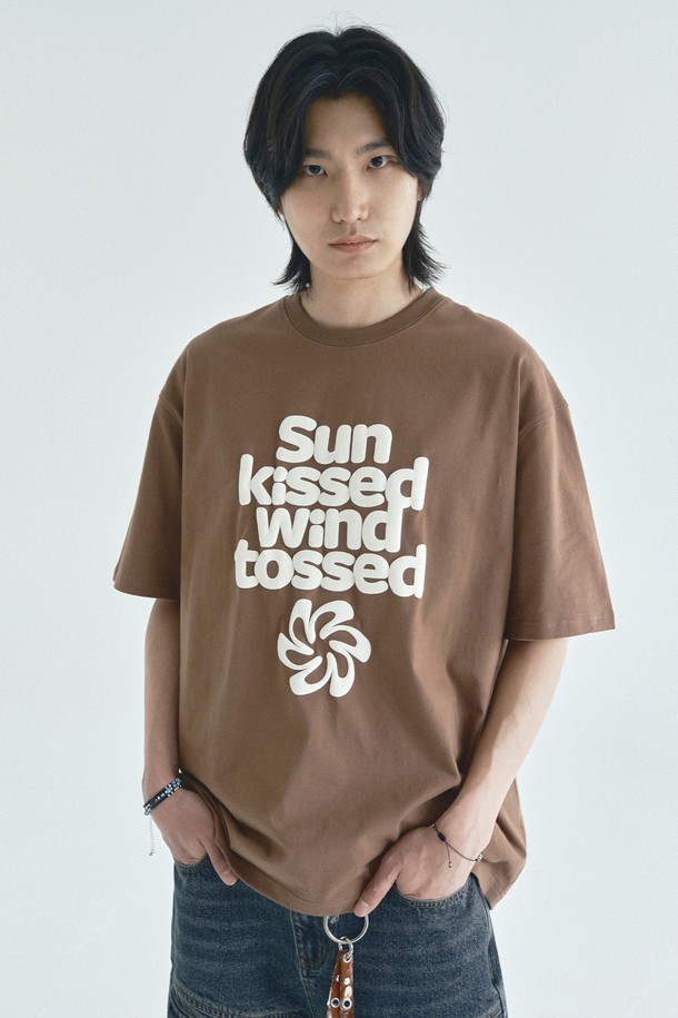SUNKISSED(선키스드) 볼륨 프린트 반팔 티셔츠_브라운은 여름 시즌, 일상에서 보헤미안 스타일을 연출하기 좋은 반팔 티셔츠입니다. 16수 면 원단으로 제작되어 뻣뻣한 촉감이 특징이며, 레귤러 기장과 세미 오버핏으로 편안하게 착용할 수 있습니다. 라운드넥 디자인에 브라운 컬러, 레터링과 프린트 무늬가 더해져 캐주얼, 미니멀, 에스닉 스타일을 소화하기 좋습니다. 어깨 라인 체인 스티치, 전면 트리플 스티치 공법, 테타/텀블 가공 및 강화된 스티칭으로 내구성을 높였습니다. 동네 마실룩이나 여름 바캉스룩으로 활용해보세요.
