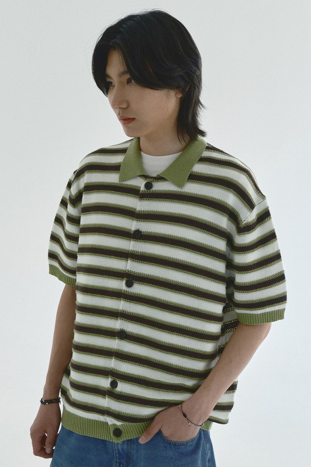 산뜻한 그린 컬러의 스트라이프 카라 반팔 가디건입니다. 부드러운 촉감의 아크릴, 면 혼방 소재로 제작되어 편안하게 착용할 수 있습니다. 3가지 다른 니트 패턴을 조합하여 디자인의  포인트를 더했으며, 니트 카라 디테일로  세련된 분위기를 연출합니다. 깔끔하고 트렌디한 디자인에 가벼운 니트 원단으로  여름철 데이트룩, 카페룩 등 다양한  스타일에 활용하기 좋습니다. 레귤러 핏으로  누구나  자연스럽게  소화할 수 있습니다.
