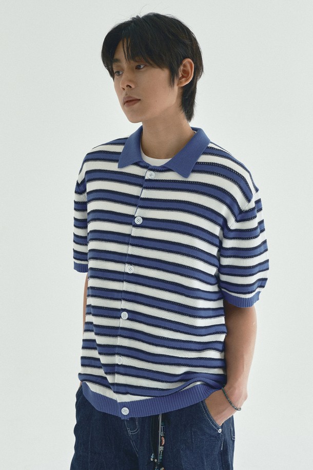 블루 컬러의 스트라이프 카라 반팔 가디건입니다. 캐주얼하고 베이직한 스타일로, 데이트룩 또는 카페룩에 잘 어울립니다. 3가지 다른 니트 텍스처 조합과 니트 카라 디테일이 돋보이며, 면 혼방 원사로 제작되어 가볍고 부드러운 착용감을 선사합니다. 얇은 두께감과 세미핏으로 여름철 시원하게 즐겨 입을 수 있으며, 반 소매 디자인으로 편안함을 더했습니다.
