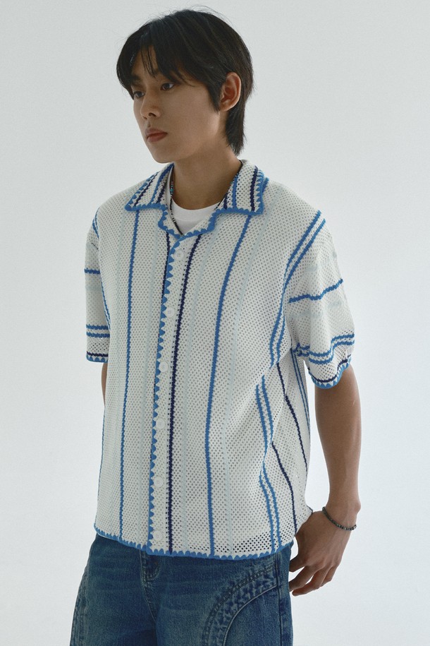 블루 스트라이프 크로쉐 니트 셔츠는 여름철 캐주얼 스타일을 완성하는 데이트룩, 카페룩, 여행룩 코디에 활용하기 좋은 아이템입니다. 릴랙스 핏과 크롭 기장으로 편안하면서도 트렌디한 실루엣을 연출하며, 부드러운 아크릴, 면 혼방 소재로 제작되어 시원하고 쾌적한 착용감을 선사합니다. 통기성이 좋은 니트 구조와 밑단 자수 마감, 크로쉐 (crochet) 카디건 스타일 디자인이 돋보이며, 라운드 넥과 반소매 디자인으로 시원함을 더했습니다. 화이트 컬러 스트라이프 패턴이 시원한 느낌을 주어 미니멀, 리조트룩 스타일에도 잘 어울립니다.
