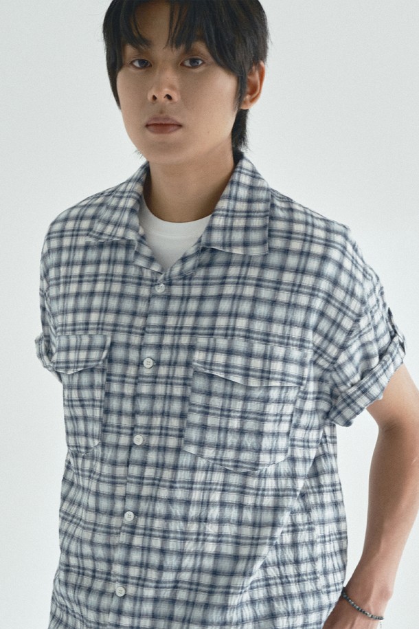 오픈카라 체크 반팔 셔츠_블루는 봄, 여름에 착용하기 좋은 상의 셔츠입니다. 블루와 블랙 두 가지 색상으로 제공되며, 롤업 소매 디테일이 돋보입니다. 오픈카라 디자인과 레귤러 핏으로 클래식하고 빈티지한 무드를 연출합니다. 폴리에스테르 소재의 중간 두께로 제작되어 단품 또는 이너로 활용하거나 레이어드 스타일링도 가능합니다. 데이트룩이나 카페룩 등 다양한 TPO에 맞춰 캐주얼, 미니멀 스타일을 연출해보세요.
