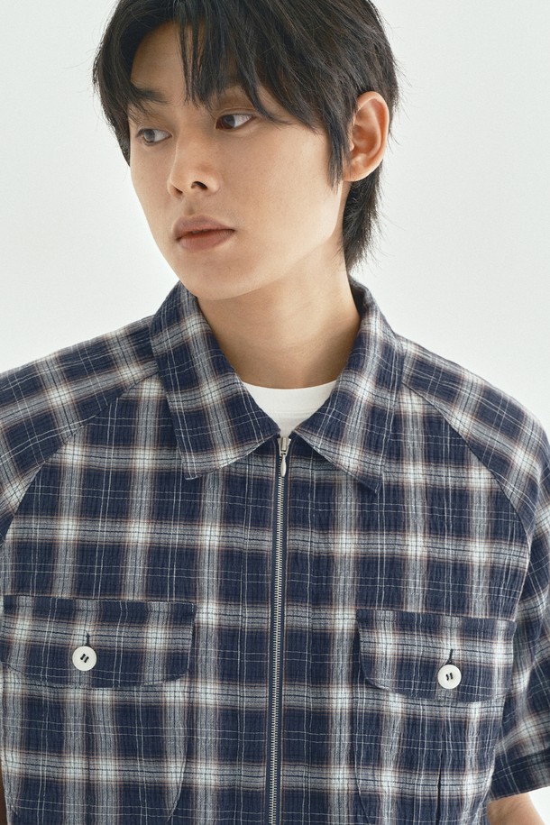 네이비 컬러의 체크 반팔 하프 집업 셔츠입니다. 봄, 여름 시즌에 착용하기 좋으며, 릴랙스핏으로 편안한 착용감을 제공합니다. 면 소재로 제작되어 부드러운 촉감을 선사하며, 밑단 스트링과 우드 비즈 장식으로 포인트를 더했습니다. 캐주얼, 미니멀 스타일을 즐기는 분들께 추천하며, 단품 또는 레이어드하여 다양한 연출이 가능합니다. 동네 마실룩, 여행룩 등 일상에서 폭넓게 활용할 수 있습니다.
