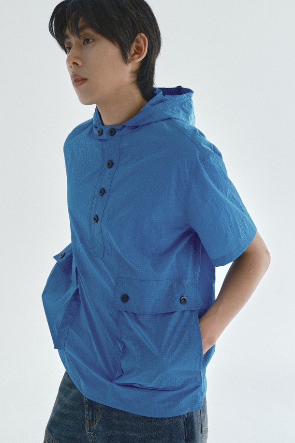 나일론 후드 반팔 풀오버_블루는 봄, 여름에 시원하게 착용하기 좋은 캐주얼 & 스포티 스타일의 상의입니다. 릴랙스 핏으로 편안함을 더하며, 얇은 두께감의 나일론 소재로 제작되어 가볍고 방풍 기능까지 갖췄습니다. 블루 컬러와 아이보리 컬러 두 가지로 출시되었으며, 무지 디자인에 밑단 스트링 디테일이 포인트입니다. 단독 또는 레이어드하여 다양한 스타일 연출이 가능하며, 동네 마실룩, 여행룩, 집콕룩 등 폭넓은 TPO에 활용하기 좋습니다. 후드 디자인과 반소매 기장으로 활동성을 높였습니다.
