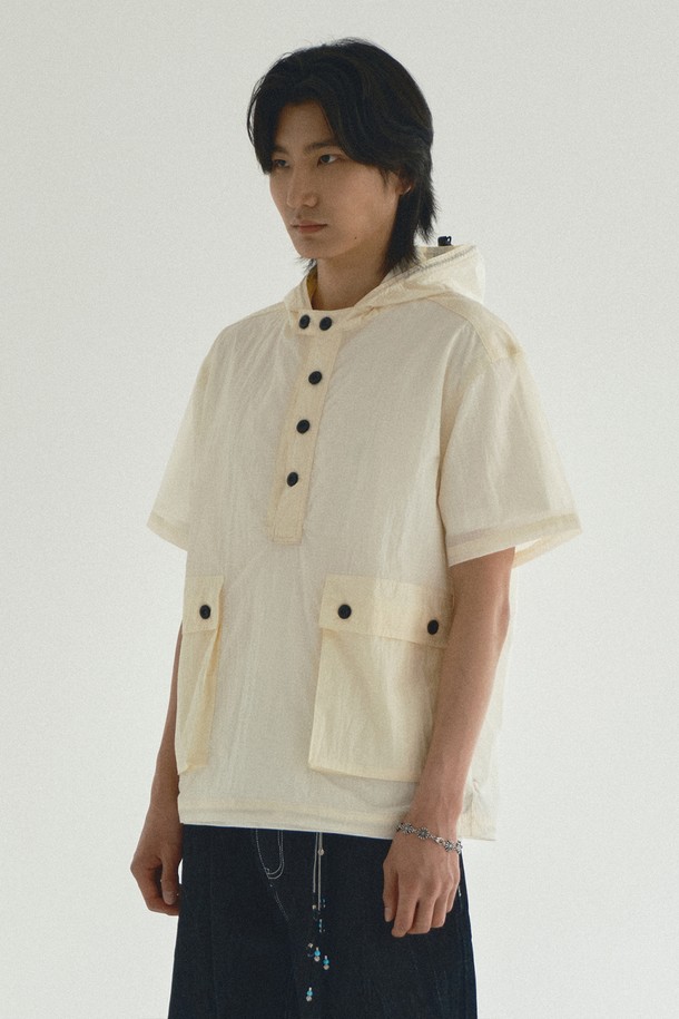 가볍고 시원하게 즐기기 좋은 나일론 후드 반팔 풀오버 아이보리입니다. 얇은 두께감과 부드러운 촉감으로 편안한 착용감을 선사하며, 봄, 여름 시즌에 활용하기 좋습니다. 후드 디자인과 루즈핏, 릴랙스핏으로 캐주얼하고 스포티한 무드를 연출하며, 밑단 스트링 디테일로 사이즈 조절이 용이합니다. 단독 또는 레이어드하여 다양한 스타일을 연출할 수 있어, 동네 마실룩, 여행룩, 봄 소풍룩 등 폭넓게 활용하기 좋습니다. 무지 패턴의 아이보리 컬러로 어떤 옷에도 쉽게 매치할 수 있습니다.
