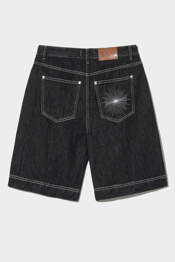 크링클 원턱 데님 하프 팬츠_블랙은 빈티지한 무드와 캐주얼 스타일을 동시에 즐길 수 있는 남성용 데님 반바지입니다. 봄, 여름 시즌에 적합하며, 루즈핏 와이드 바지 핏으로 편안한 착용감을 선사합니다. 블랙 컬러의 무지 디자인에 크링클 텍스처와 빈티지 워싱, 원턱 디테일이 더해져 유니크한 멋을 더합니다. 백포켓 자수 디테일과 콘트라스트 스티칭으로 포인트를 주었으며, 면과 데님 소재로 제작되어 활동성과 스타일을 모두 만족시킵니다. 동네 마실룩, 여행룩, 휴가룩 등 다양한 TPO에 활용하기 좋은 아이템입니다.
