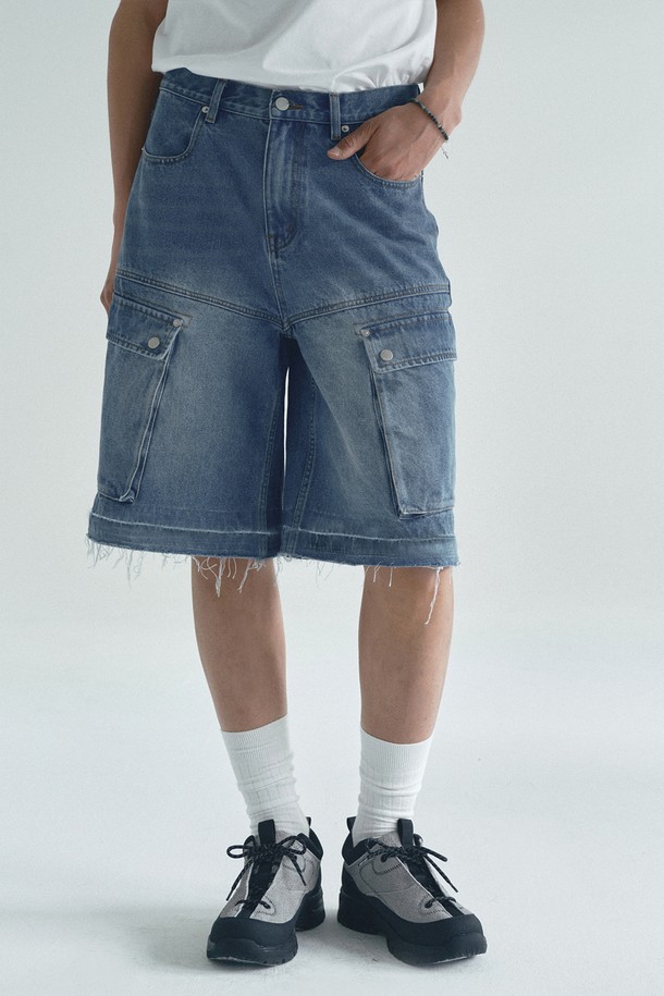 블루 컬러의 카고 버뮤다 데님 하프 팬츠입니다. 봄, 여름 시즌에 어울리는 캐주얼하고 빈티지한 스타일로, 일상, 동네 마실, 여행, 휴가 등 다양한 TPO에 활용하기 좋습니다. 와이드 핏과 릴랙스 핏으로 편안한 착용감을 선사하며, 밑단 디자인으로 포인트를 더했습니다. 데님과 면 혼방 소재로 제작되었으며, 워싱 가공을 통해 빈티지한 무드를 연출합니다. 카고 포켓 디테일이 특징인 남성용 하프 팬츠입니다.
