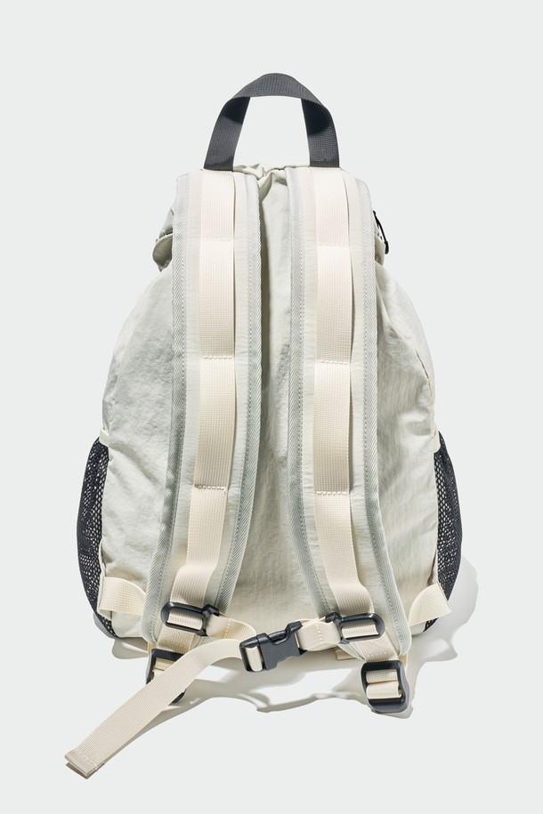 "AERIK(에어릭) 카라비너 백팩"은 남성을 위한 미디엄 사이즈 백팩으로, 여행, 출근, 산책 등 다양한 TPO에 활용 가능합니다. 미니멀, 캐주얼, 시티보이 스타일을 연출하기 좋으며, 나일론과 폴리에스테르 소재로 제작되어 튼튼합니다. 무지, 레터링, 로고 패턴과 버클, 스트링, 메쉬, 카라비너 등의 디자인 장식이 특징이며, 지퍼형, 버클형, 조임용 끈 잠금 방식으로 안전하게 소지품을 보관할 수 있습니다. 사이드 포켓, 스트링 디테일, 상단 핸들 등 실용적인 기능으로 수납력을 높였습니다.
