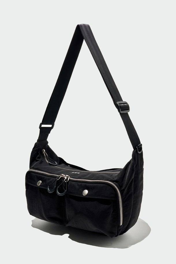 AERIK(에어릭) 하프문 크로스백은 미니멀하고 베이직한 스타일을 추구하는 남성분들을 위한 가방입니다. 나일론과 폴리에스테르 소재를 사용하여 가볍고 내구성이 뛰어나며, 생활 방수 기능으로 실용성을 더했습니다. 반원 형태의 디자인과 블랙 컬러는 어떤 옷차림에도 잘 어울립니다. 아이패드 수납이 가능하며, 조절 가능한 스트랩과 실용적인 수납공간으로 편의성을 높였습니다. 지퍼형 잠금 방식으로 소지품을 안전하게 보관할 수 있습니다.
