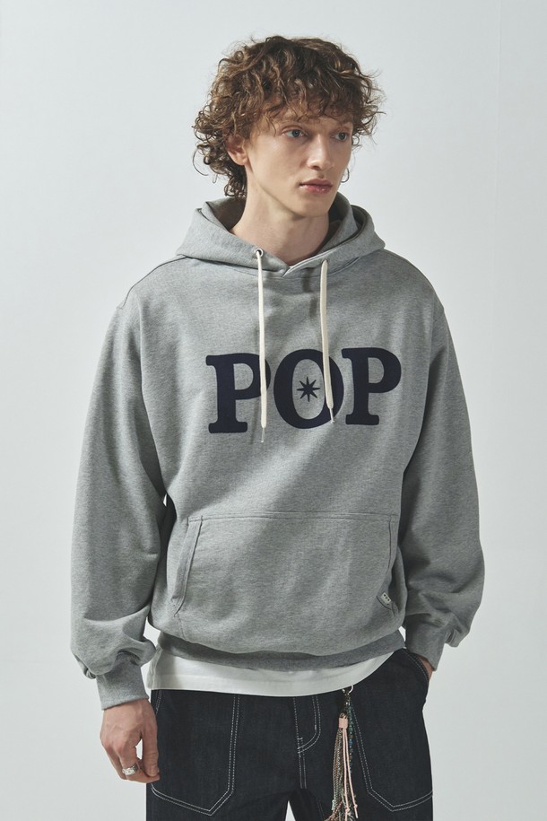 POP 시그니처 후드티_그레이는 캐주얼, 스트리트 스타일을 모두 아우르는 오버핏 후드티입니다. 면과 폴리에스테르 혼방 소재로 제작되어 부드러운 촉감을 자랑하며, 봄, 가을, 겨울 세 계절 모두 활용 가능합니다. 500g의 두꺼운 중량감으로 보온성을 높였으며, 플로킹 프린트 기법의 로고 디자인이 특징입니다. 캥거루 포켓과 RIB 원단 보강, ECR 포인트 라벨 디테일이 돋보이며, 동네 마실룩, 집콕룩, 겨울 데일리룩 등 다양한 TPO에 활용하기 좋습니다. 그레이, 네이비 두 가지 색상으로 출시되었습니다.
