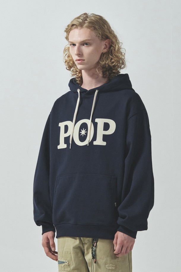 POP 시그니처 후드티_네이비는 가을, 겨울 시즌 데일리룩, 집콕룩, 산책룩에 활용하기 좋은 후드티입니다. 면과 폴리에스테르 혼방 소재로 제작되어 부드러운 촉감을 선사하며, 500g 중량의 두꺼운 두께감으로 따뜻하게 착용할 수 있습니다. 캐주얼, 스트리트, 미니멀 스타일을 모두 소화할 수 있는 세미오버핏에 캥거루 포켓과 플로킹 프린트 기법으로 포인트를 더했습니다. 입체적인 그래픽 디자인과 ECR 포인트 라벨이 돋보이는 네이비 컬러의 긴소매 후드티로, 편안하면서도 스타일리시한 겨울 스타일링을 완성해보세요.
