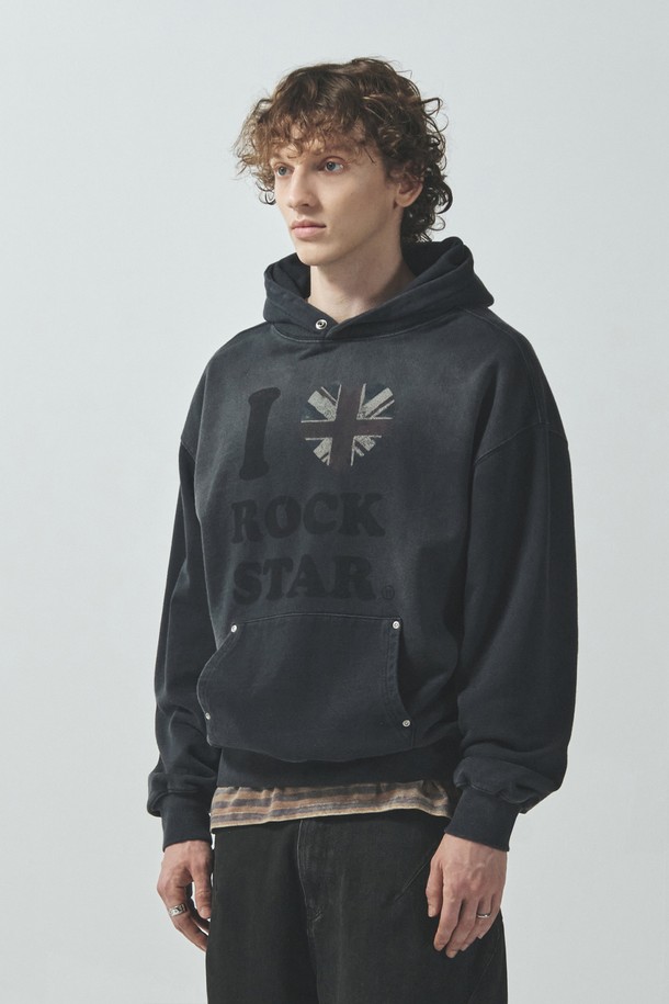 브릿하트 락스타 후드티_챠콜은 남녀 모두 착용 가능한 오버핏 후드티입니다. 챠콜 컬러의 면 소재로 제작되었으며, 봄, 가을, 겨울 세 계절에 걸쳐 활용 가능합니다. 스트릿, 캐주얼 무드를 연출하며, 크롭 기장과 긴 소매가 특징입니다. DTP 프린팅, 빈티지 워싱, 피그먼트 워싱 처리로 독특한 디자인을 자랑하며, 로고 인그레이빙 디테일이 돋보입니다. 집콕룩, 겨울 데일리룩, 미니멀 스타일 연출에 적합합니다.
