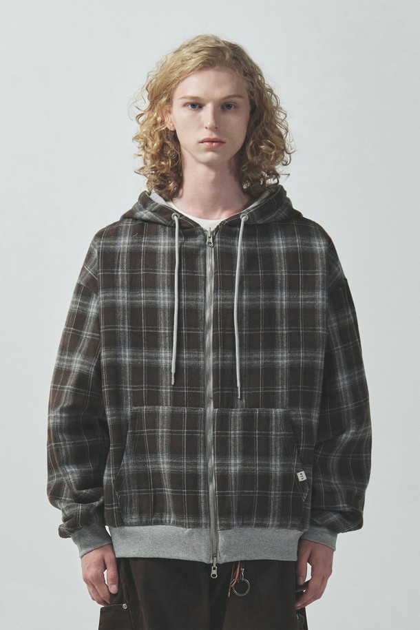 센티멘탈 체크 리버시블 집업_그레이는 봄, 가을에 어울리는 남녀 공용 후드집업입니다. 그레이와 네이비 색상의 양면 착용이 가능한 리버시블 디자인으로, 스트릿 및 클래식 스타일을 넘나들며 다양한 연출이 가능합니다. 부드러운 면과 폴리에스테르 혼방 소재로 제작되어 편안한 착용감을 선사하며, 세미 오버핏으로 트렌디한 핏을 연출합니다. 체크 패턴과 후드 스트링 교체, 투웨이 지퍼, 아플리케 자수, 빈티지 프린팅 디테일로 포인트를 더했습니다. 동네 마실룩이나 산책룩 등 캐주얼한 일상에 활용하기 좋습니다.
