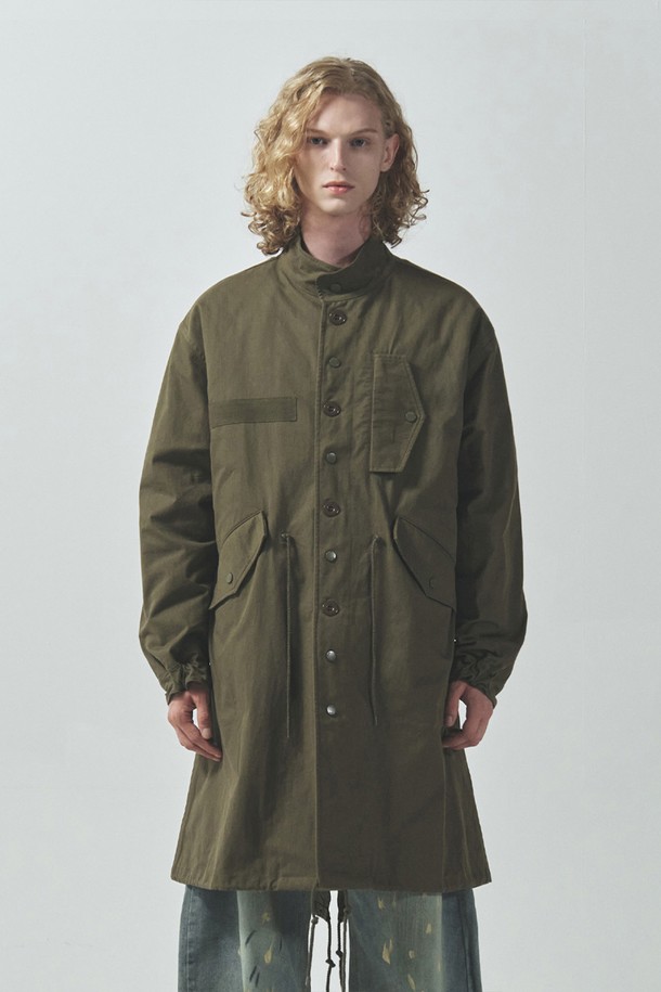 아웃포스트 피쉬테일 파카_카키는 남녀 모두 착용 가능한 캐주얼 아우터입니다. M-57 피쉬테일 파카를 기반으로 한 디자인으로, 롱 기장의 무지 스타일이며, 가을과 겨울에 적합하도록 두꺼운 두께감으로 제작되었습니다. 면, 나일론, 폴리에스테르 혼방 소재로 제작되어 튼튼하며, 탈부착 가능한 이너와 머플러가 포함된 3-in-1 구성으로 다양한 스타일 연출이 가능합니다. 허리 및 밑단 스트링, 플랩 포켓 등의 디테일이 돋보이며, 스냅과 버튼으로 여밈이 가능합니다. 데일리룩, 스트릿, 미니멀 스타일을 즐겨 입는 분들께 추천합니다.
