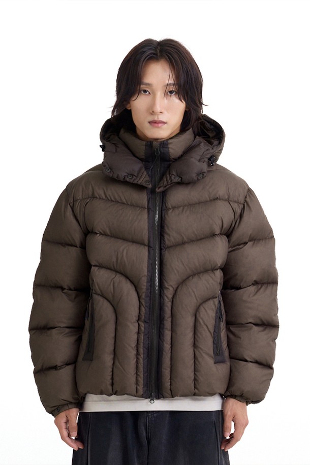 툰드라 LS 에어쉘 덕다운 패딩_브라운은 일상, 아웃도어 활동에 적합한 남녀 공용 덕다운 패딩입니다. 브라운, 블랙 두 가지 색상으로 출시되었으며, 미니멀하고 스포티한 스타일을 연출합니다. 80% 덕다운, 20% 덕페더 충전재와 650 필파워로 뛰어난 보온성을 제공하며, 방수 및 방풍 기능으로 겨울철에도 쾌적하게 착용할 수 있습니다. 3D 퀼팅 디테일과 경량 설계로 활동성을 높였으며, 지퍼 포켓과 후드 스트링으로 실용성을 더했습니다. 겨울 데일리룩, 여행룩에 활용하기 좋은 오버핏 패딩입니다.
