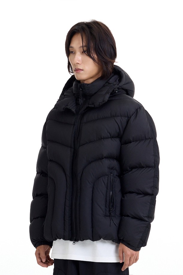 툰드라 LS 에어쉘 덕다운 패딩_블랙은 일상과 아웃도어 활동 모두에 적합한 남녀 공용 패딩입니다. 겨울철 보온성을 책임지는 두꺼운 두께감에 가볍게 착용 가능한 경량 소재를 사용하여 활동성을 높였습니다. 부드러운 촉감의 무지 디자인에 오버핏으로 제작되어 캐주얼하고 스포티한 스타일을 연출합니다. 에어쉘 소재와 덕다운 충전재를 사용하여 보온성을 극대화했으며, 집업 여밈 방식과 긴 소매 기장으로 편안함을 더했습니다. 겨울 데일리룩과 여행룩에 미니멀한 감성을 더해줄 아이템입니다.
