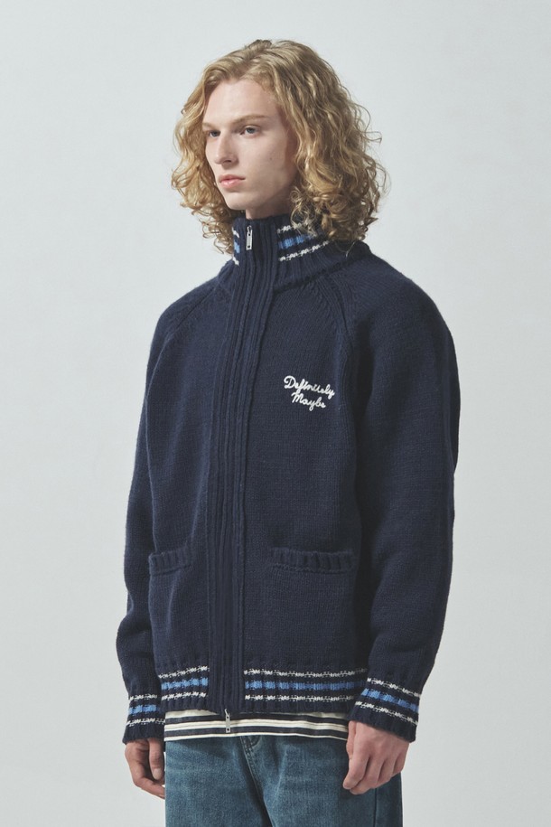 유스 프래그먼트 코위찬 집업_네이비는 가을, 겨울 시즌 남성들을 위한 캐주얼, 스트릿 스타일의 상의입니다. 5게이지 고밀도 울, 아크릴 혼방 소재로 제작되어 두꺼운 두께감과 뻣뻣한 촉감을 선사하며, 하이넥 디자인과 투웨이 지퍼 여밈으로 보온성을 높였습니다. 

라글란 슬리브, 코위찬 스타일의 디자인이 특징이며, 앞면과 뒷면에 체인 자수 디테일이 더해져 포인트를 줍니다. 레귤러핏으로 제작되어 편안한 착용감을 제공하며, 겨울 데일리룩, 모임룩 등 다양한 TPO에 활용 가능합니다. 네이비 컬러로 어떤 스타일에도 쉽게 매치할 수 있습니다.
