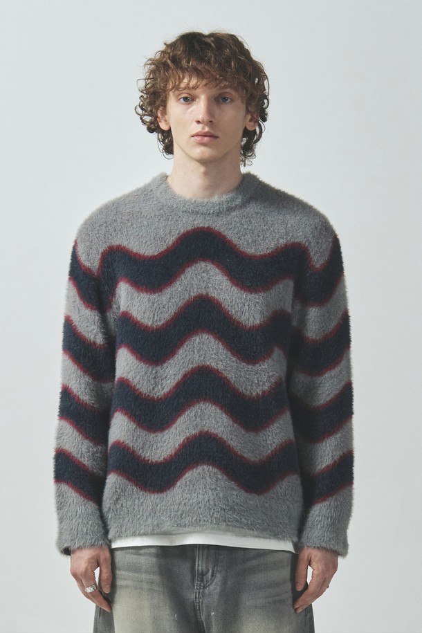 플러피 웨이브 니트 풀오버_그레이는 포근한 겨울을 위한 빈티지 스타일의 니트입니다. 부드러운 촉감과 볼륨감 있는 웨이브 패턴, 헤어리한 텍스처가 특징이며, 두꺼운 두께감으로 따뜻함을 더합니다. 릴랙스핏 라운드넥 디자인으로 편안하게 착용 가능하며, 단독 또는 아우터와 레이어드하여 다양한 스타일을 연출할 수 있습니다. 가을, 겨울철 데일리룩, 집콕룩, 카페룩에 활용하기 좋은 아이템입니다. 그레이와 네이비 두 가지 컬러로 만나보세요.
