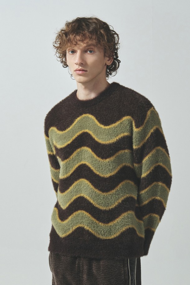 포근함을 선사하는 플러피 웨이브 니트 풀오버_브라운입니다. 부드러운 울 소재와 두꺼운 두께감으로 가을, 겨울철 따뜻하게 착용하기 좋습니다. 날개사 소재가 은은한 광택감을 더하고, 헤어리한 소재감과 볼륨감 있는 웨이브 패턴이 돋보입니다. 루즈핏으로 제작되어 다양한 체형을 커버하며, 라운드넥 디자인으로 캐주얼하고 편안한 데일리룩을 연출할 수 있습니다.
