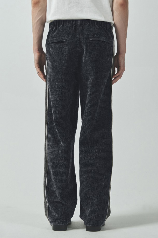 코듀로이 트랙 팬츠_블랙은 부드러운 코듀로이 소재와 면, 스판덱스의 혼방으로 제작되어 편안한 착용감을 선사합니다. 블랙 컬러에 체크 패턴, 와이드 및 스트레이트 핏으로 캐주얼한 스타일을 연출하며, 릴렉스 핏으로 활동성을 높였습니다. 4포켓 디자인과 허리 드로우스트링, 사이드 라인 디테일 및 빈티지 워싱 포인트가 특징입니다. 가을, 겨울 시즌 데일리룩, 산책룩, 집콕룩 등 다양한 TPO에 활용하기 좋으며, 캐주얼, 클래식, 미니멀 스타일을 즐겨 입는 남성분들께 추천합니다.
