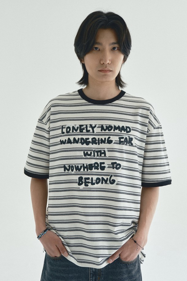 노마드 스트라이프 반팔 티셔츠_아이보리 는 캐주얼, 미니멀, 클래식 스타일을 선호하는 남녀 모두를 위한 데일리 티셔츠입니다. 부드러운 면 소재로 제작되어 얇지만 편안한 착용감을 제공하며, 봄, 여름 계절에 적합합니다. 빈티지한 워싱 가공과 세미 오버핏 실루엣이 자연스러운 멋을 더하고, 라운드넥과 스트라이프 패턴이 캐주얼한 무드를 연출합니다. 동네 마실룩과 산책룩에 잘 어울리며, 내구성을 높이는 트리플 스티치 공법과 특수 가공으로 원단 변형을 최소화했습니다.
