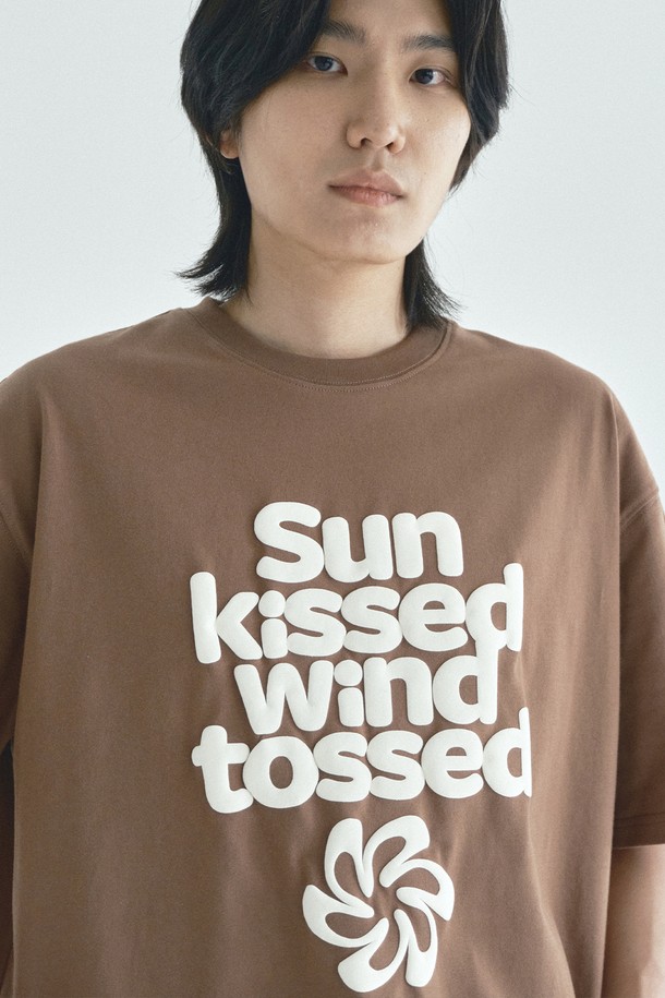 SUNKISSED(선키스드) 볼륨 프린트 반팔 티셔츠_브라운은 여름 시즌, 일상에서 보헤미안 스타일을 연출하기 좋은 반팔 티셔츠입니다. 16수 면 원단으로 제작되어 뻣뻣한 촉감이 특징이며, 레귤러 기장과 세미 오버핏으로 편안하게 착용할 수 있습니다. 라운드넥 디자인에 브라운 컬러, 레터링과 프린트 무늬가 더해져 캐주얼, 미니멀, 에스닉 스타일을 소화하기 좋습니다. 어깨 라인 체인 스티치, 전면 트리플 스티치 공법, 테타/텀블 가공 및 강화된 스티칭으로 내구성을 높였습니다. 동네 마실룩이나 여름 바캉스룩으로 활용해보세요.
