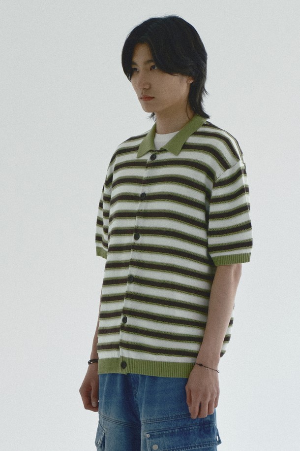 산뜻한 그린 컬러의 스트라이프 카라 반팔 가디건입니다. 부드러운 촉감의 아크릴, 면 혼방 소재로 제작되어 편안하게 착용할 수 있습니다. 3가지 다른 니트 패턴을 조합하여 디자인의  포인트를 더했으며, 니트 카라 디테일로  세련된 분위기를 연출합니다. 깔끔하고 트렌디한 디자인에 가벼운 니트 원단으로  여름철 데이트룩, 카페룩 등 다양한  스타일에 활용하기 좋습니다. 레귤러 핏으로  누구나  자연스럽게  소화할 수 있습니다.
