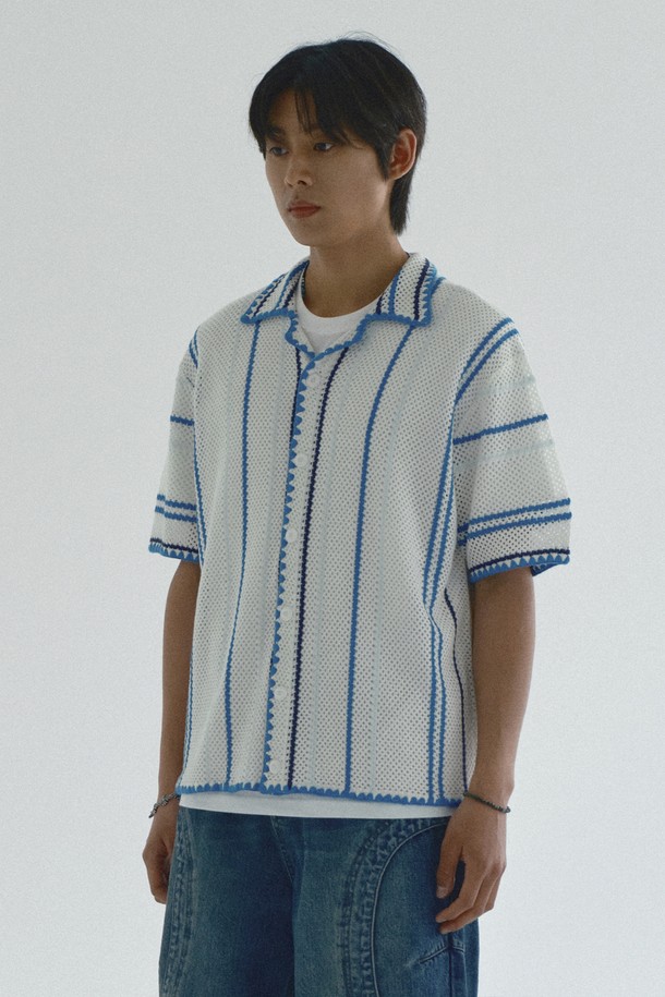 블루 스트라이프 크로쉐 니트 셔츠는 여름철 캐주얼 스타일을 완성하는 데이트룩, 카페룩, 여행룩 코디에 활용하기 좋은 아이템입니다. 릴랙스 핏과 크롭 기장으로 편안하면서도 트렌디한 실루엣을 연출하며, 부드러운 아크릴, 면 혼방 소재로 제작되어 시원하고 쾌적한 착용감을 선사합니다. 통기성이 좋은 니트 구조와 밑단 자수 마감, 크로쉐 (crochet) 카디건 스타일 디자인이 돋보이며, 라운드 넥과 반소매 디자인으로 시원함을 더했습니다. 화이트 컬러 스트라이프 패턴이 시원한 느낌을 주어 미니멀, 리조트룩 스타일에도 잘 어울립니다.
