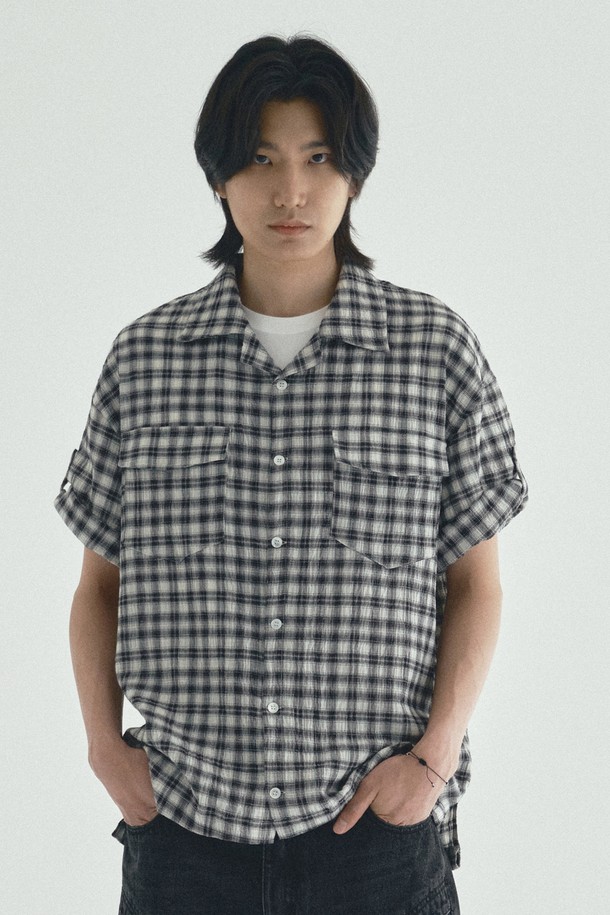 오픈카라 체크 반팔 셔츠_블랙은 클래식과 빈티지 무드를 자아내는 공용 셔츠입니다. 봄, 여름 시즌에 어울리는 중간 두께감의 폴리에스테르 소재로 제작되었으며, 레귤러 핏과 반소매 기장으로 편안한 착용감을 제공합니다. 블랙과 블루 컬러의 체크 패턴이 돋보이며, 오픈카라 디자인이 시원한 느낌을 더합니다. 롤업 소매 디테일로 포인트를 주었으며, 단품 또는 이너로 활용하거나 계절에 따라 레이어드하여 다양한 스타일링이 가능합니다. 데이트룩, 캐주얼, 미니멀 스타일을 즐기는 분들께 추천합니다.
